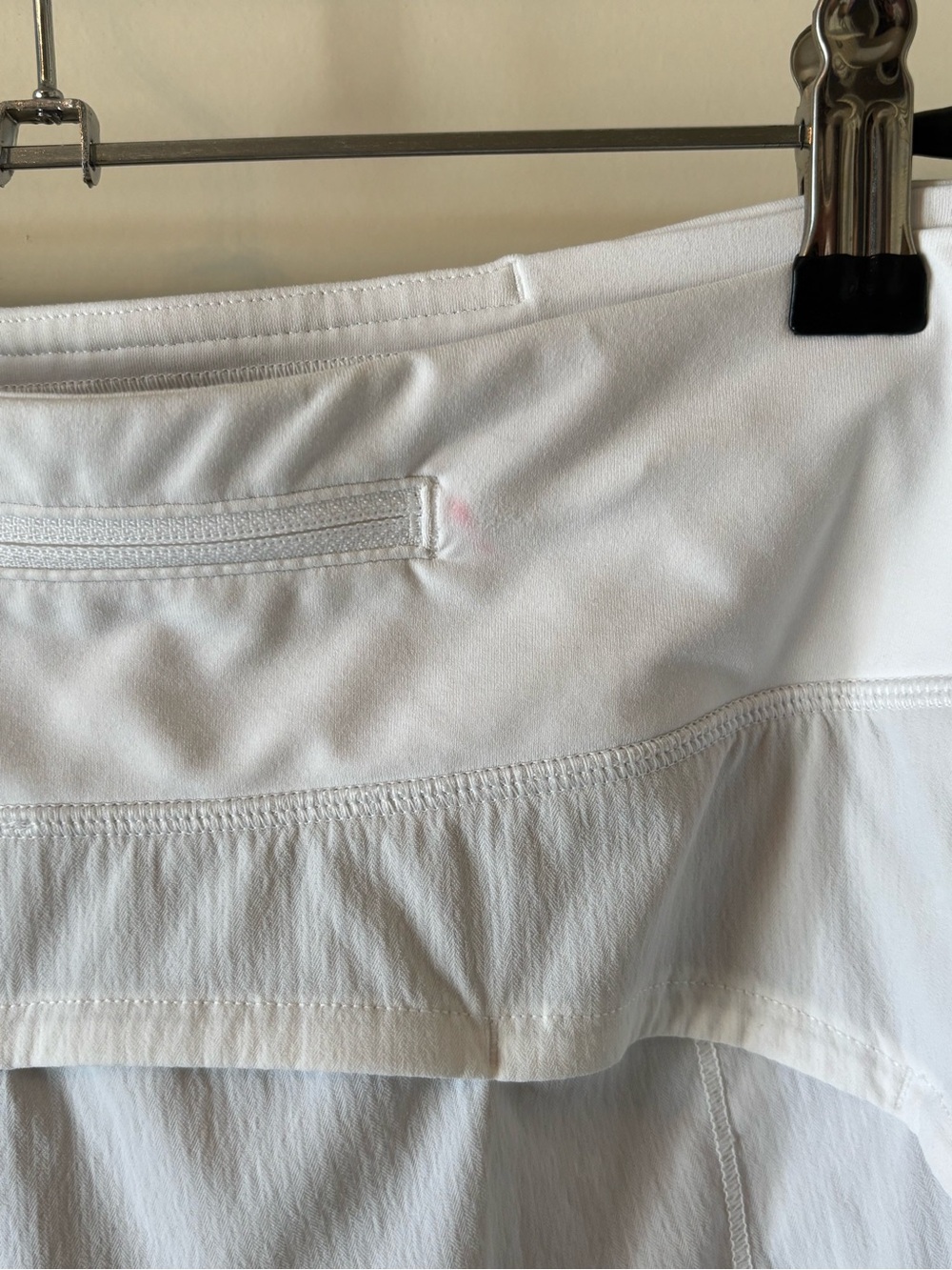 Lululemon sz 10 Women’s White Athletic lightweight Shorts w/ pockets - Picture 8 of 8